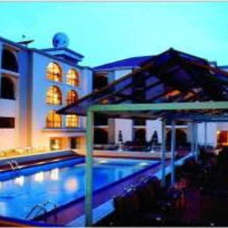 אקרה M Plaza Hotel מראה חיצוני תמונה