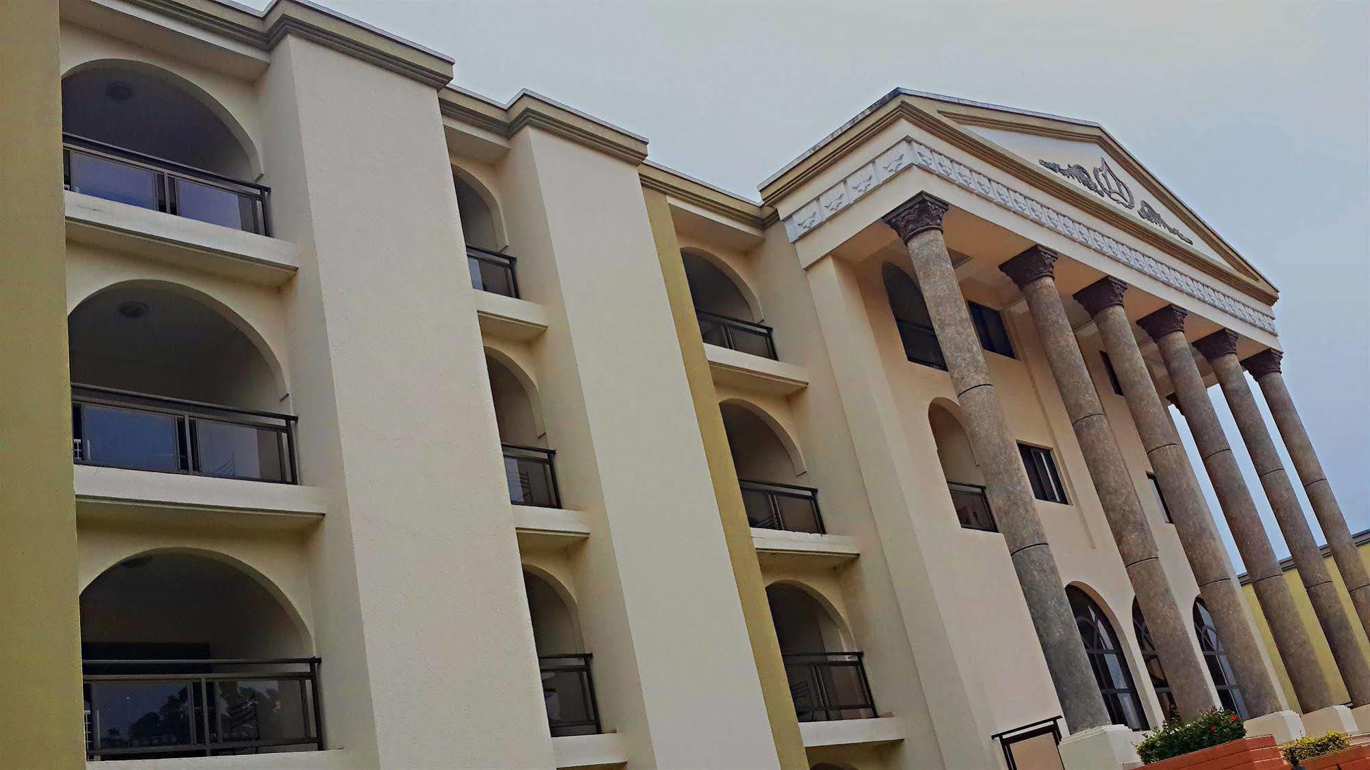 אקרה M Plaza Hotel מראה חיצוני תמונה