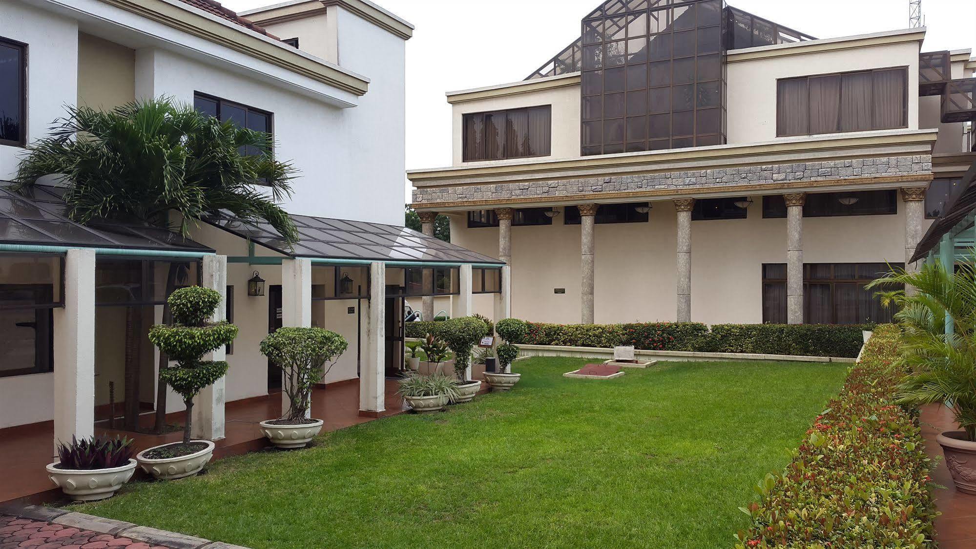 אקרה M Plaza Hotel מראה חיצוני תמונה